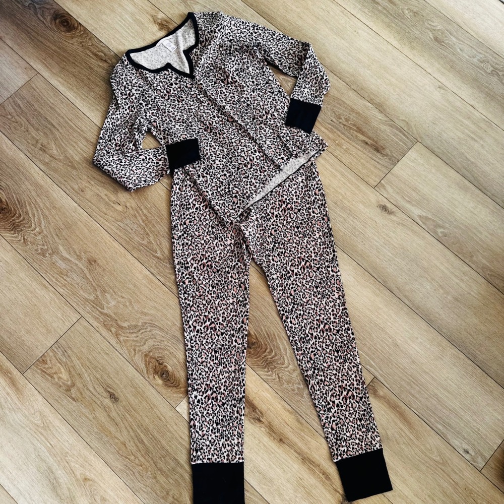 Victorias Secret Leopard Thermal Pajama Set Womens Medium Pink Animal Print 2pc
